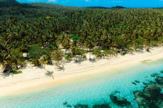 Turysta na tropikalnej plaży na Filipinach