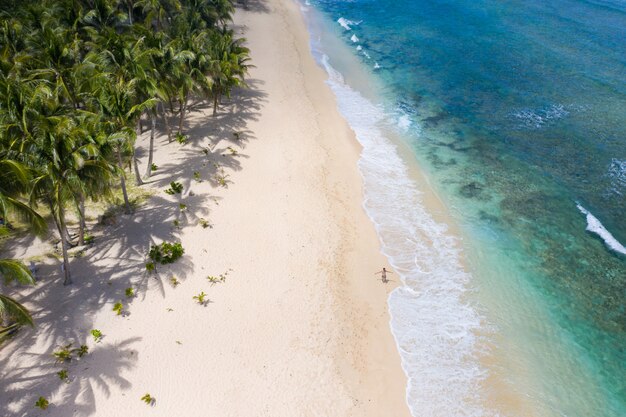 Turysta na tropikalnej plaży na Filipinach