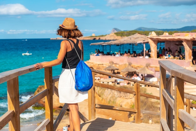 Turysta na wakacjach na plaży Cala Comte na Ibizie Sunset Balearic