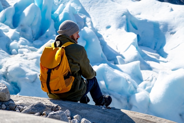 Turysta norweskich lodowców