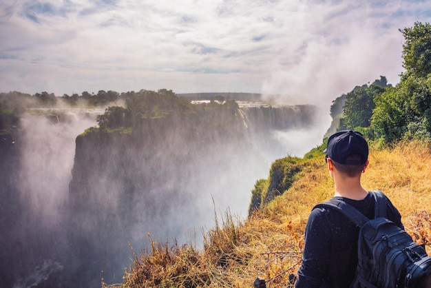 Turysta patrzy na wodospad Wiktorii na rzece Zambezi w zimbabwe