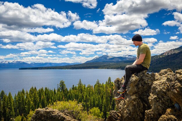 Turysta podziwiający widok na jezioro Tahoe z Eagle Rock w Kalifornii?