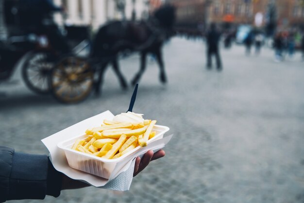 Turysta Posiada Popularne Uliczne Fast Foody Frytki W Holandii Amsterdam Holandia