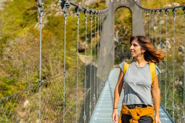 Turysta przechodzący przez wiszący most Holtzarte, Larrau. W lesie lub dżungli Irati, na północ od Nawarry w Hiszpanii i Pirenejów Atlantyckich we Francji