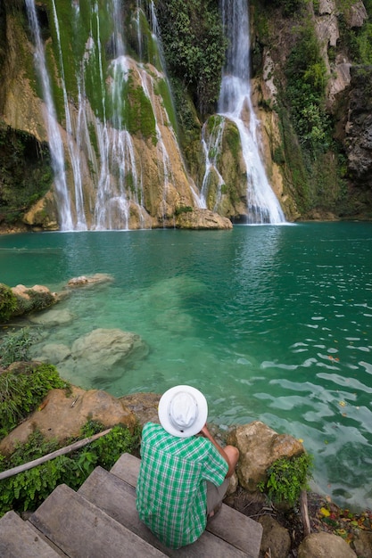 Turysta przy wodospadzie w Meksyku