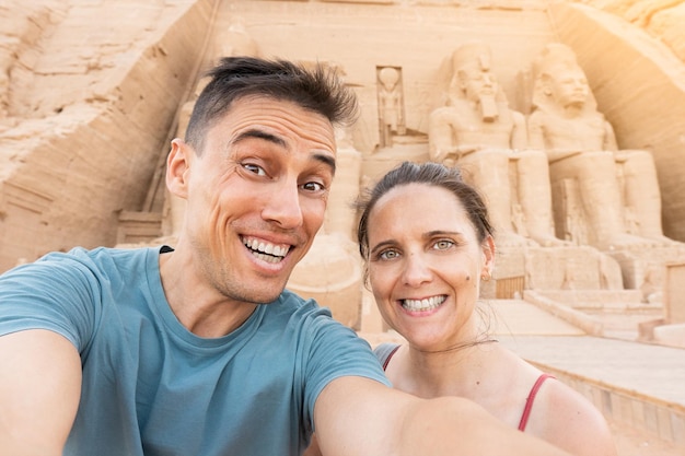 Turysta robi selfie przed egipską świątynią