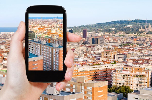 Turysta robi zdjęcie panoramy Barcelony