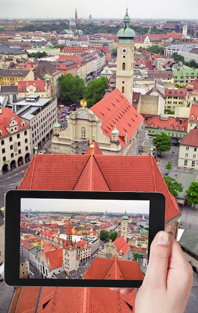 Turysta robi zdjęcie panoramy Monachium