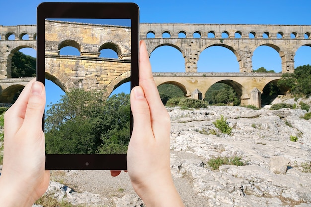 Turysta robi zdjęcie Pont du Gard