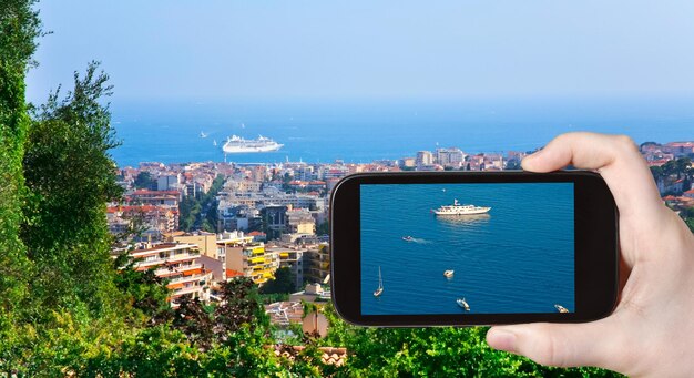 Turysta robi zdjęcie statków w pobliżu Cannes