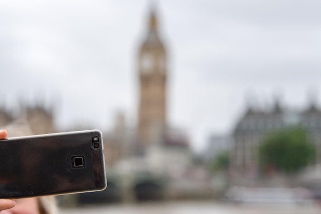 Turysta robienie zdjęć na London Bridge