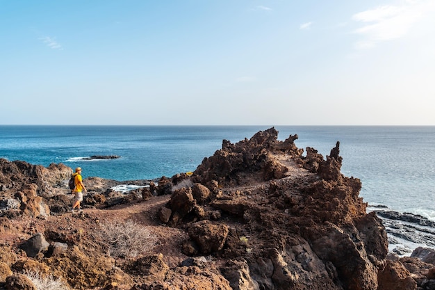 Turysta Spacerujący Po Wulkanicznej ścieżce Na Plaży Tacoron Na Wyspach Kanaryjskich El Hierro