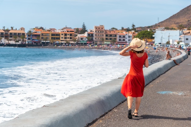 Turysta spacerujący promenadą na plaży Valle Gran Rey na Wyspach Kanaryjskich La Gomera