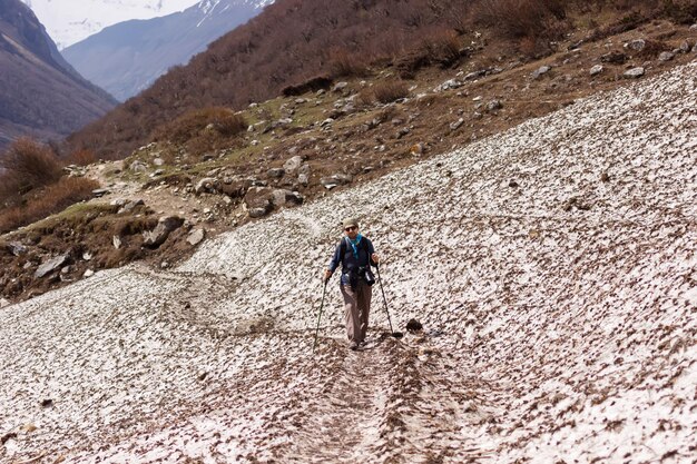 Turysta Spaceruje ścieżką Na Zboczu Himalajów W Regionie Manaslu