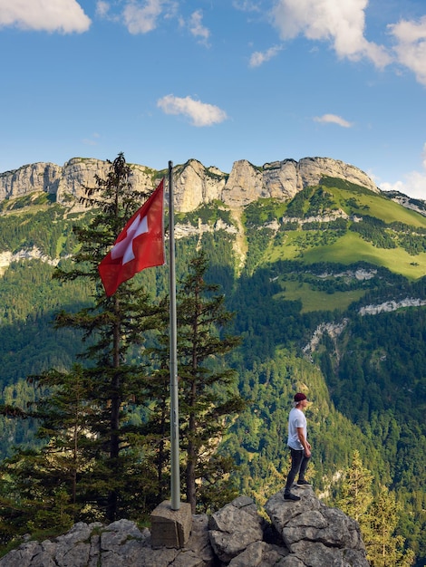 Turysta stojący na górze ebenalp w szwajcarskich alpach w szwajcarii