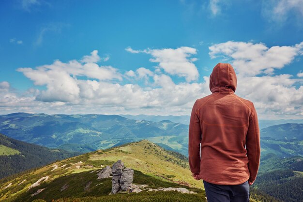 Turysta stojący na krawędzi klifu Szczyt góry