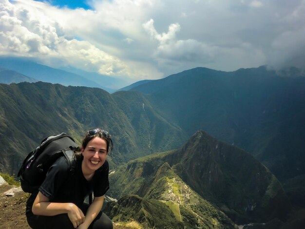 Turysta turystyczny pozujący w pobliżu ruin MachuPicchu Cusco Peru