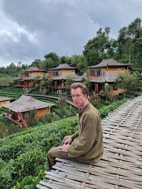 Turysta Ubrany W Tradycyjne Stroje W Ban Rak Thai, Chińska Osada W Mae Hong Son, Tajlandia