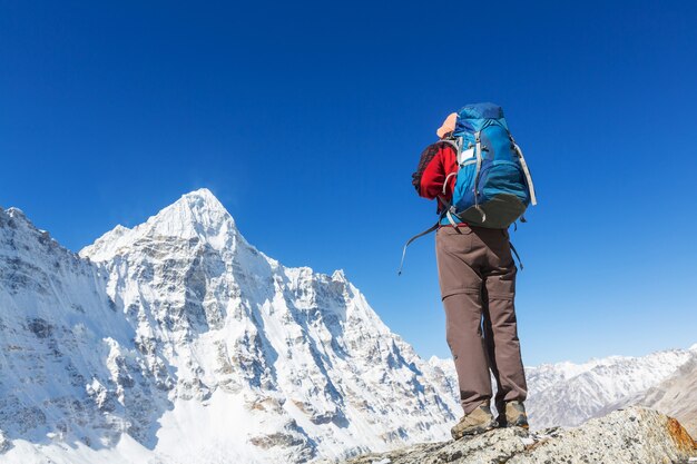 Turysta w górach Himalajów. Nepal