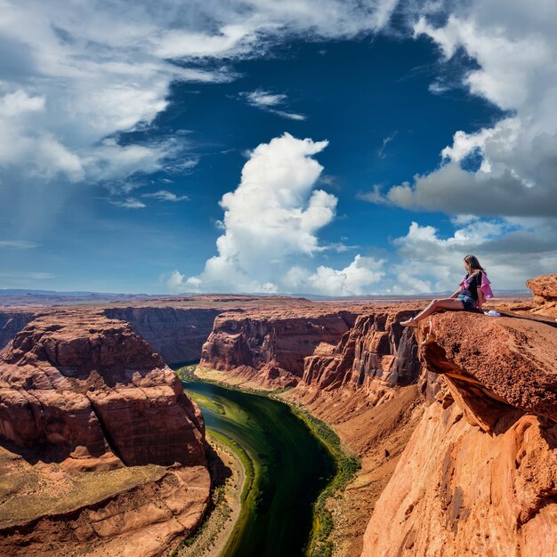 Turysta w Horseshoe Bend na rzece Kolorado