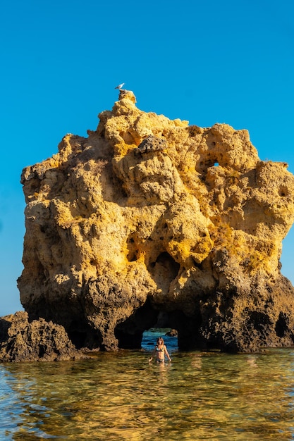 Turysta W Wodzie Obok Skał Na Plaży Praia Dos Arrifes Algarve Albufeira Portugalia
