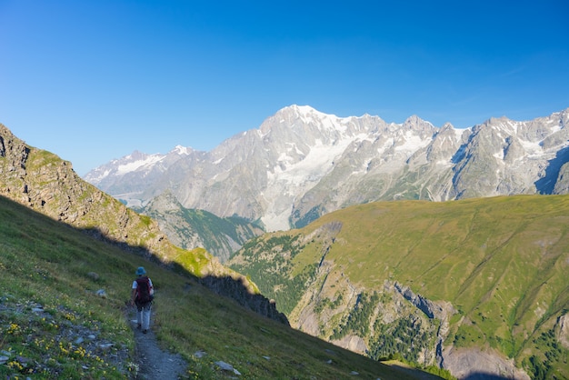 Turysta wędrujący po Alpach, majestatyczny Mont Blanc