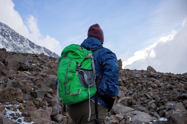 Turysta z plecakiem wspinający się na Pico de Orizaba