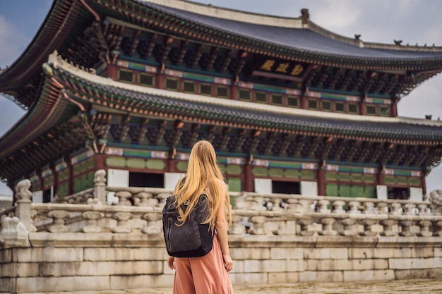 Turystka w Korei Tereny pałacu Gyeongbokgung w Seulu Korea Południowa Koncepcja podróży do Korei