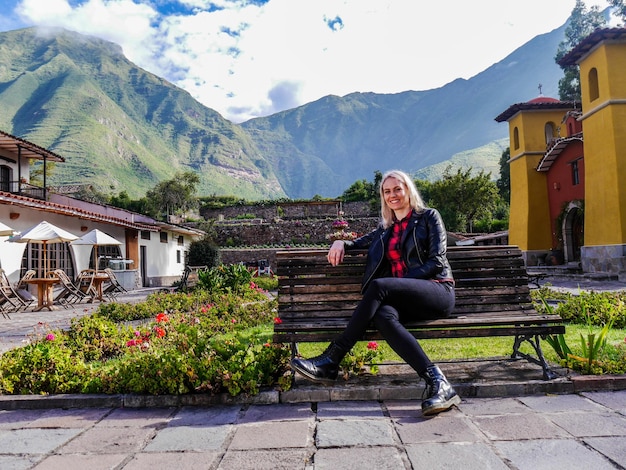 Turystka w kościele Yucay w Świętej Dolinie Inków w mieście Cusco