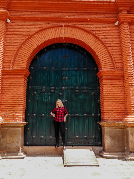 Turystka w kościele Yucay w Świętej Dolinie Inków w mieście Cusco