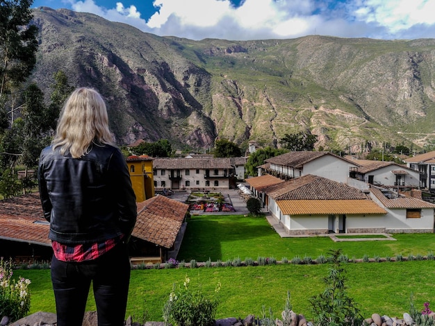 Turystka w wiosce w Świętej Dolinie Inków w mieście Cusco