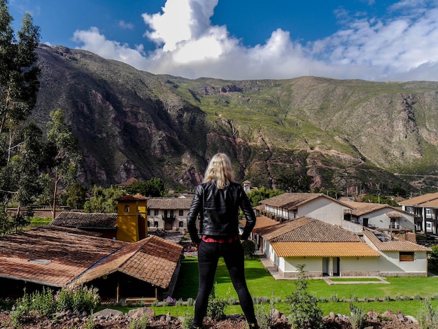 Turystka w wiosce w Świętej Dolinie Inków w mieście Cusco
