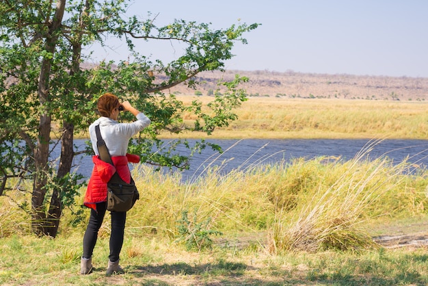 Turystyczna dopatrywanie przyroda obuoczna na Chobe rzece, Namibia Botswana granica, Afryka. Park Narodowy Chobe, słynny rezerwat Wildlilfe i ekskluzywny cel podróży.