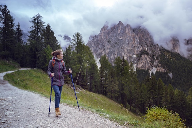 Turystyczna dziewczyna w Dolomitach