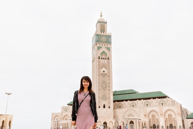 Turystyczna dziewczyna w pobliżu meczetu Hassana II w Casablance, Maroko.
