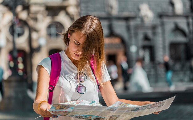 Zdjęcie turystyczna dziewczyna z mapą