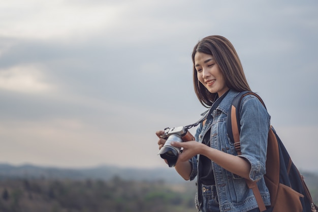 Turystyczna Kobieta Bierze Fotografię Z Jej Kamerą W Naturze