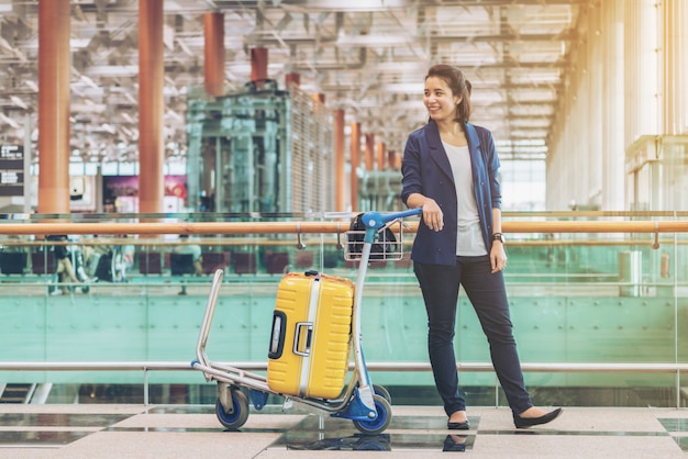 Turystyczna Kobieta W Lotniskowym Terminal Z Bagażem