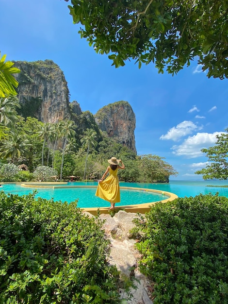 Turystyczna kobieta w żółtej sukience i kapeluszu podróżująca po plaży Railay Krabi Tajlandia wakacje podróż lato Wanderlust i koncepcja wakacji