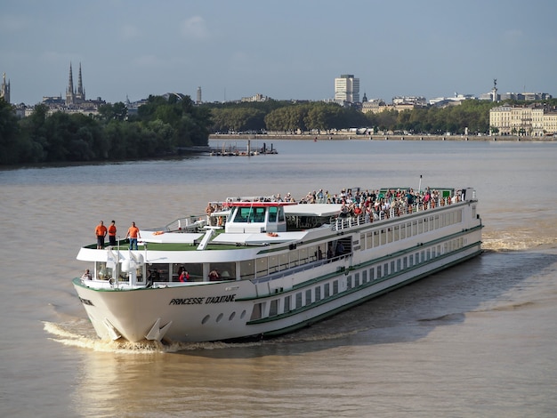 Turystyczna łódź Princesse D'Aquitane Rejs wzdłuż rzeki Garonne w Bordeaux