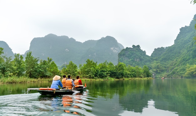 Turystyczna łódź wiosłowa w kompleksie krajobrazowym Trang An w prowincji Ninh Binh w Wietnamie