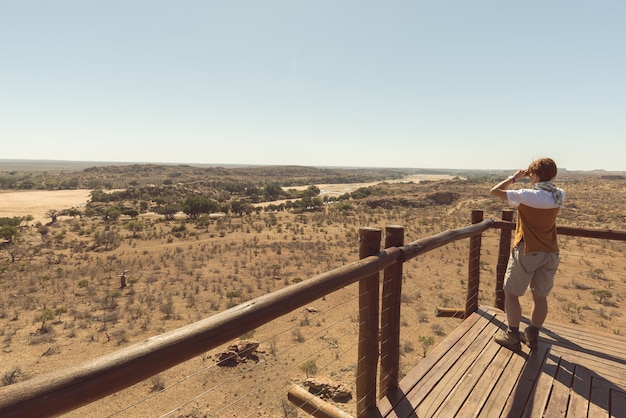 Turystyczna Patrzeje Panorama Z Obuocznym Od Punktu Widzenia Nad Mapungubwe Parkiem Narodowym, Południowa Afryka.