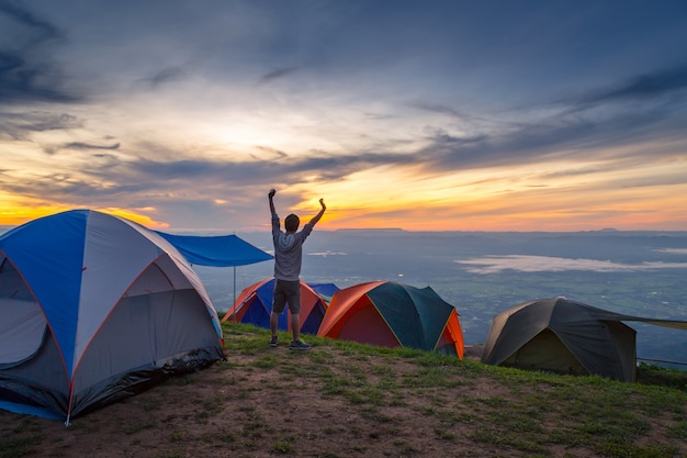 Turystyczne camping namioty w parku narodowym w czasie rano.