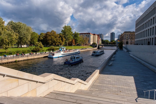 Zdjęcie turystyczne łodzie pływają na szprewie w berlinie