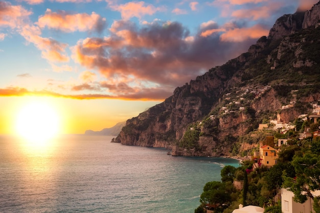 Turystyczne miasto Positano na skalistych klifach i górskim krajobrazie nad morzem Wybrzeże Amalfi we Włoszech