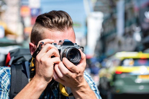 Turystyczny fotograf bierze fotografię w Khao San drogowym Bangkok, Tajlandia