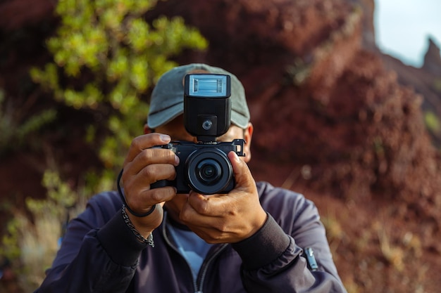 Turystyczny fotograf wykorzystuje momenty w górach