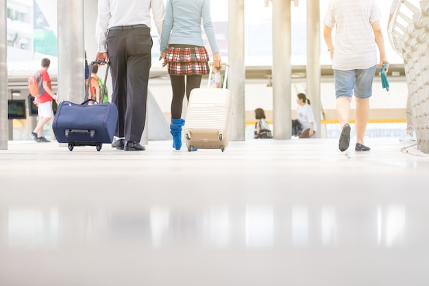 Zdjęcie turystyczny spacer na ścieżce sposób terminal z torba podróżna i bagpack.