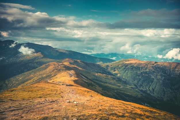 Turystyczny szlak trekkingowy na szczyt pasma górskiego