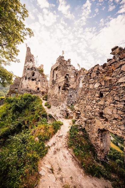 Turystyka na Słowacji Góry krajobraz Turystyczny podróżnik Park Narodowy Mała Fatra Słowacja Starhrad ruiny zamku w pobliżu zamku Strecno